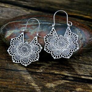 SILVER BOHEMIAN FLOWER DANGLE EARRINGS